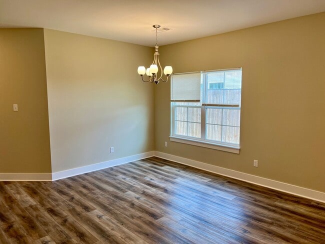 Building Photo - For Rent - 4 Bedroom, 2 Bath, Valley View!