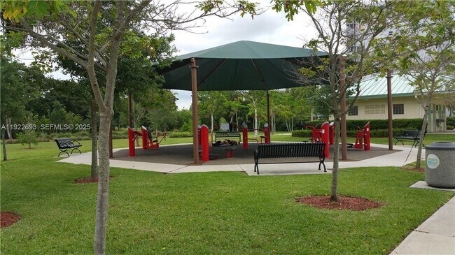 Building Photo - 3141 N Palm Aire Dr