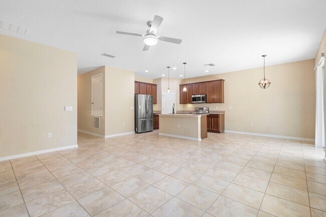 Building Photo - 215 Lakeshore Dr