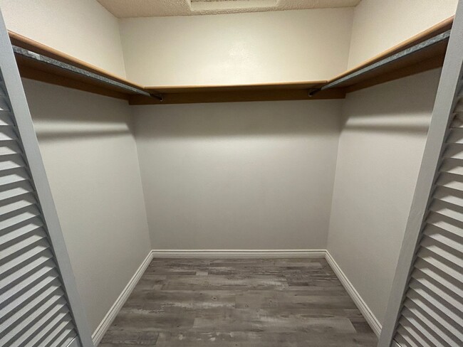 Building Photo - Spacious 2-bedroom unit now available at N...