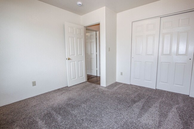 Building Photo - 8460 E Lakeshore Dr