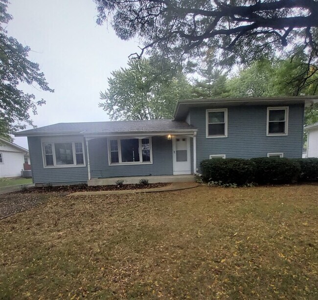 Nice 3 Bedroom 1.1 bath Split level home 5S353 Stewart Dr Naperville IL 60563 Apartment Finder