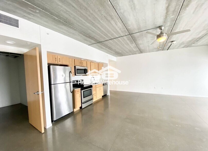 Building Photo - 350 E Locust St