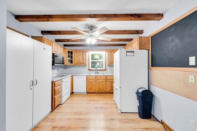 Building Photo - Family-Friendly 4-Bed Home with Pet-Friendly Yard and Pool in a Quiet Neighborhood