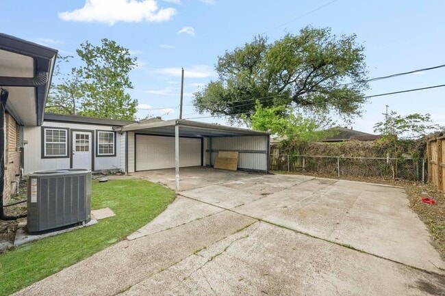 Building Photo - 2409 Estate Dr