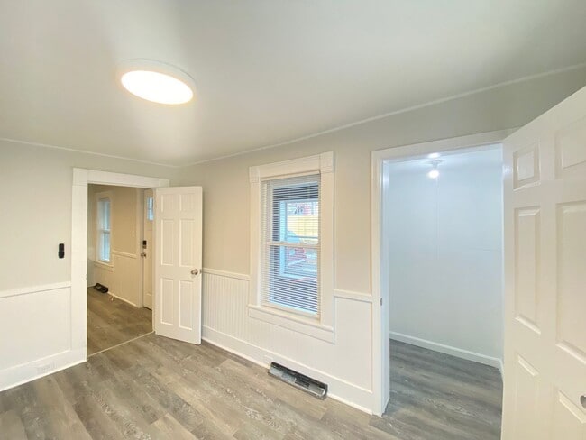 Building Photo - 8 Parkinson Ct