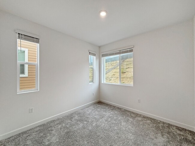 Building Photo - Spacious 3-Bedroom, 3-Bathroom Townhome in...