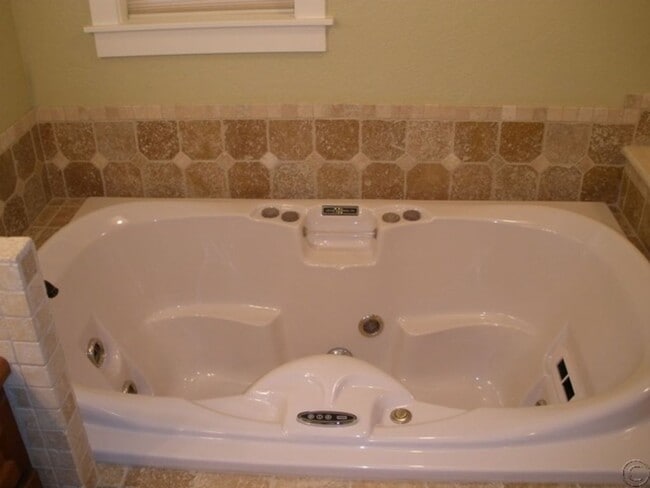 Building Photo - Stunning 4 bed, 3.75 bath Hamilton Home.