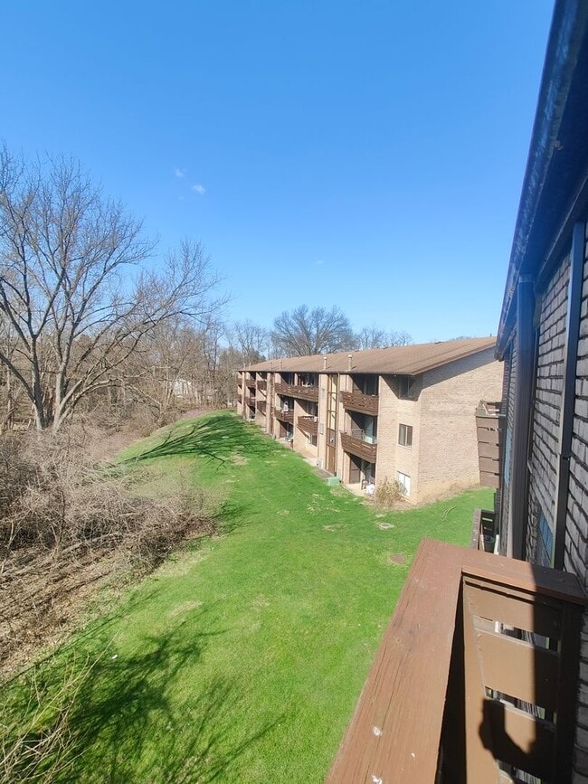 Building Photo - Recently Renovated 2 Bed, 1 Bath Condo for Lease NOW!