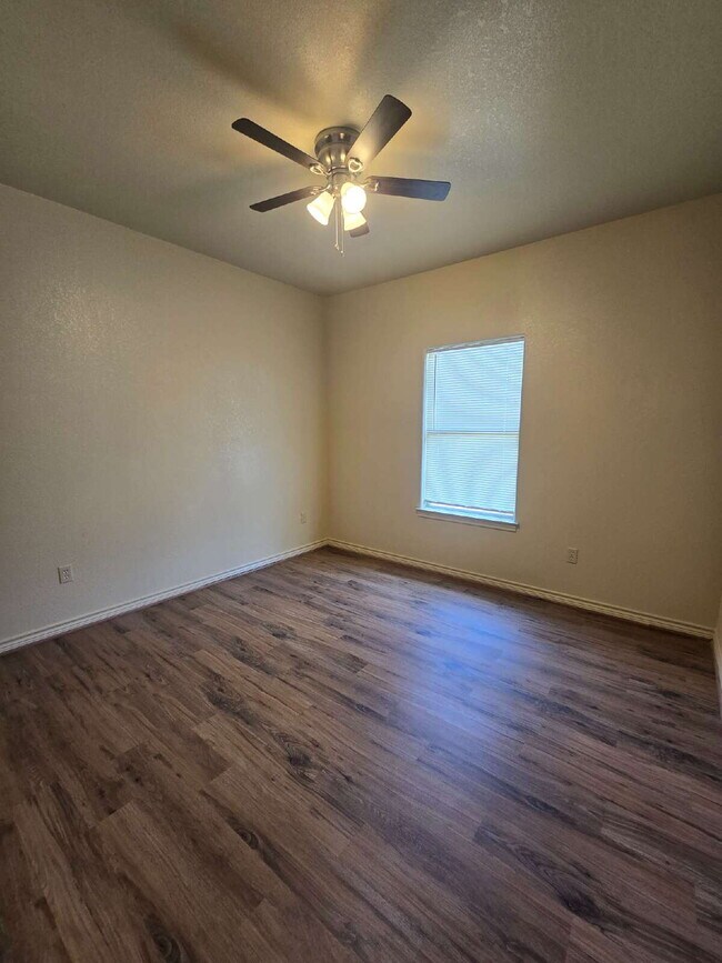 Building Photo - Completely renovated 3-Bed Duplex in the M...