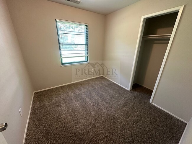 Building Photo - 2709 Highland Dr
