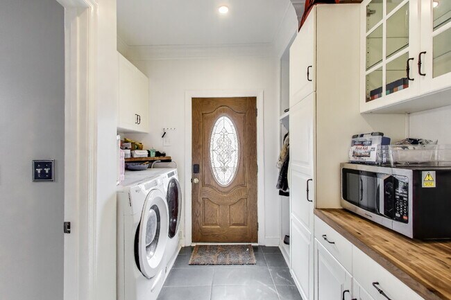 Building Photo - Beautiful Bloomingdale Row house. Utilities Included!