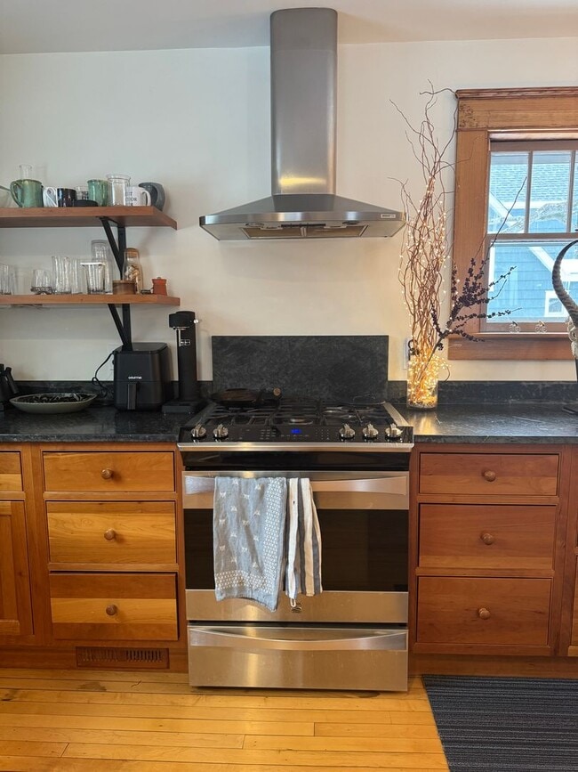Building Photo - 3 bedroom, 2.5 bath home walking distance to Dartmouth College
