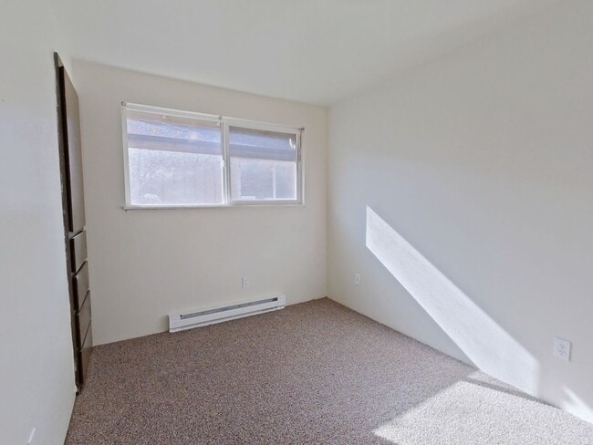 Building Photo - 2 Bedroom Apartment~ Near 9th Street ~ Sma...