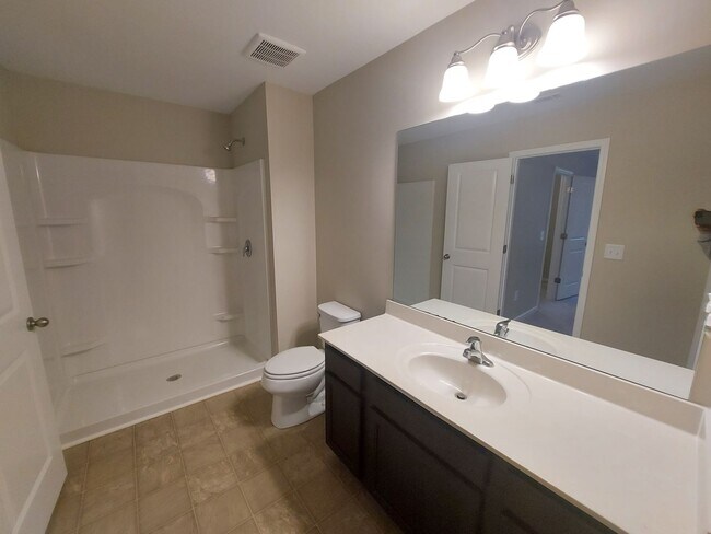 Building Photo - Newly Renovated Beautiful Townhome for Ren...