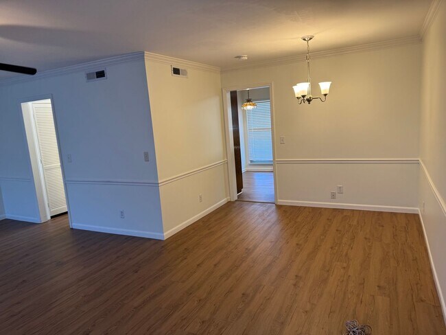 Building Photo - 834 Brentwood Pointe