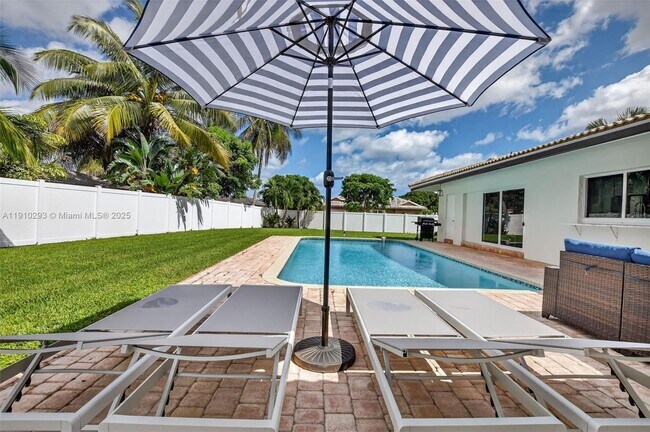 Building Photo - 5660 Golfway Dr