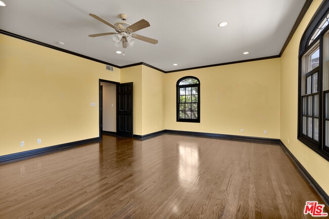 Building Photo - 1036 El Medio Ave