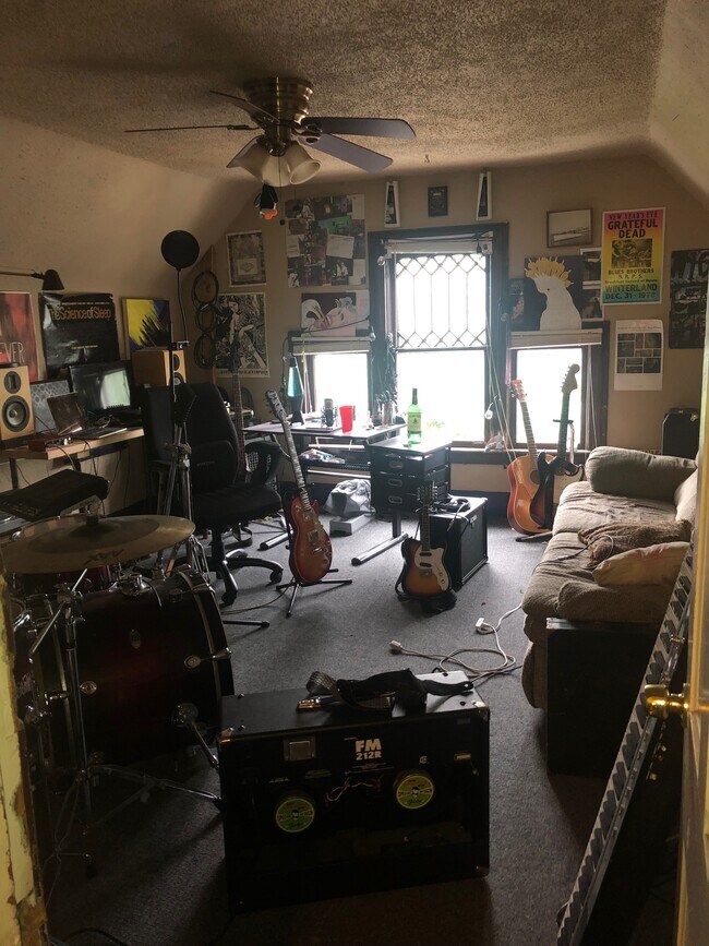 Building Photo - 430 8th St SE