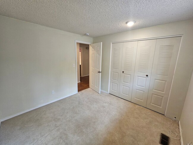 Building Photo - Beautifully Home in the Valley