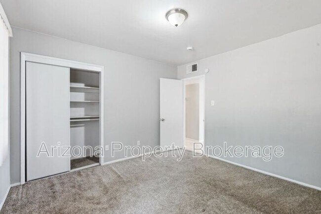 Building Photo - 4640 E Oak St