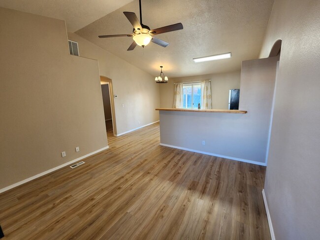 Building Photo - Remodeled 3 bedroom