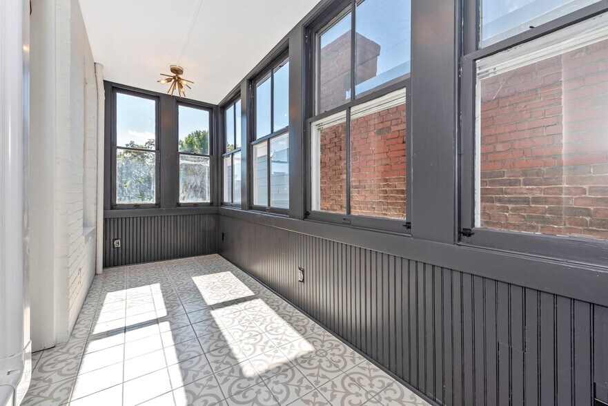 Building Photo - 6 W 4th St