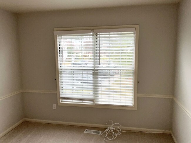 Building Photo - Very clean and well maintained 3BR 2.5BA single family home with large rear deck and 1 car garage