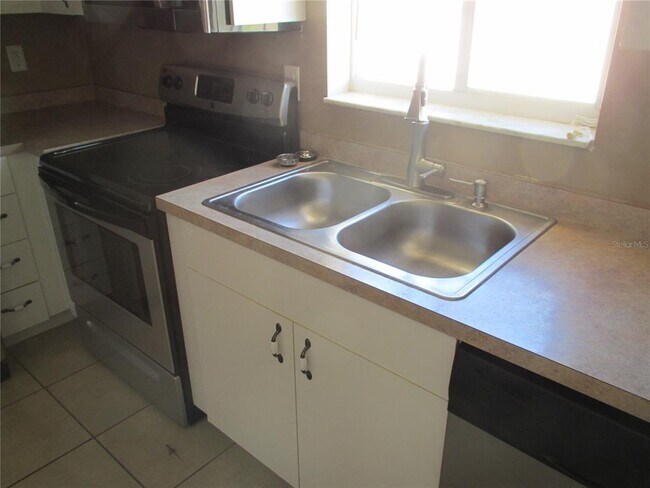 Building Photo - 464 Hippel St