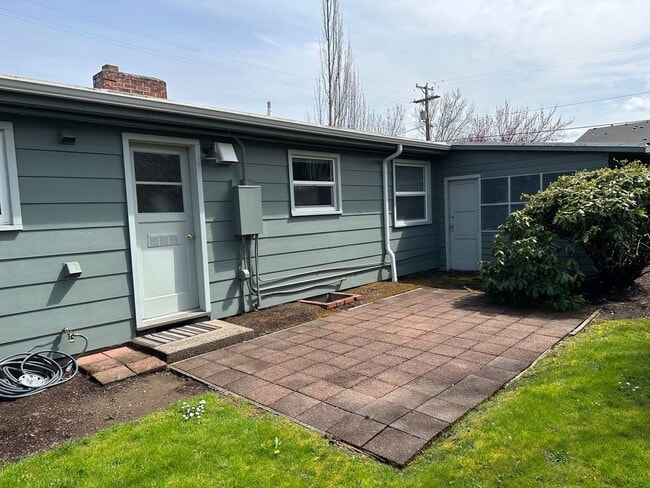 Building Photo - Beautifully updated duplex in South Eugene!