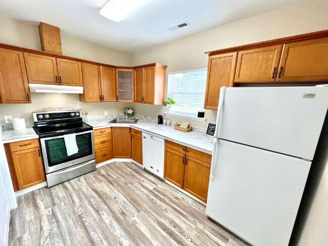 Building Photo - Beautifully Renovated 3 Bedroom Apartment on the 2nd Floor