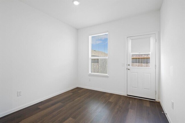 Building Photo - 25849 Hedgerow Dr