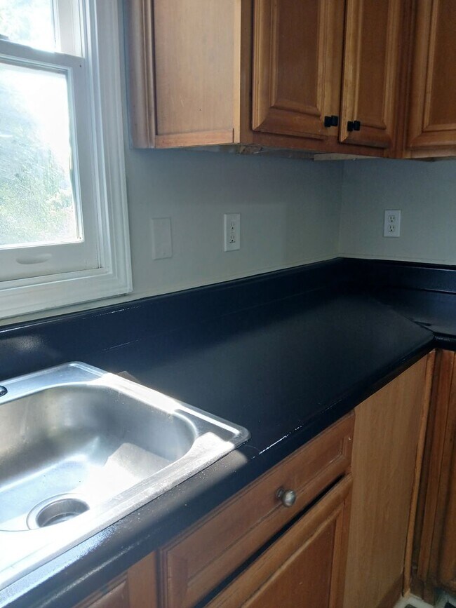 Building Photo - Amazing 3 Bedroom 2.5 Bath! Intown Living at a Price Below Market Off Street Parking