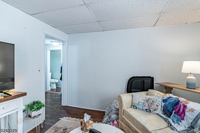 Building Photo - 910 Main St