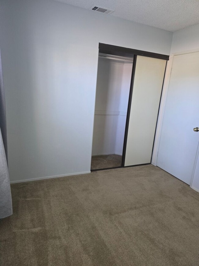 Building Photo - Nice Single Story Home