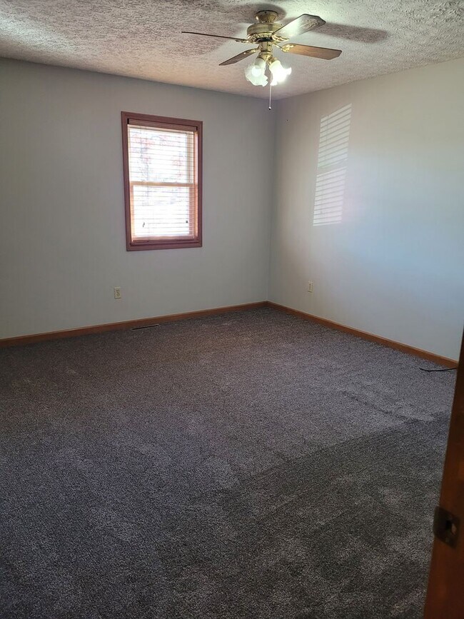 Building Photo - Available December 21st! SPACIOUS & PET FR...