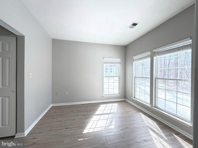 Building Photo - Beautiful 2bd 1bth private patio-level condo in New Town with a peaceful wooded view!