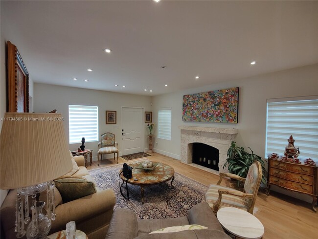 Building Photo - 1823 S Bayshore Ln
