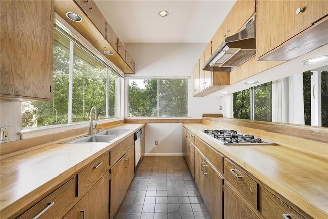 Building Photo - 6305 Shadow Valley Dr