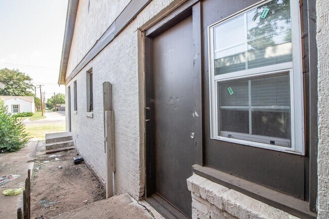 Building Photo - 1905 21st St