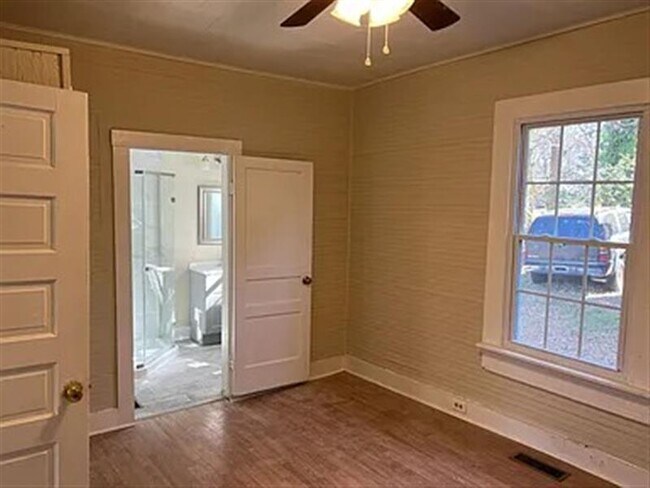 Building Photo - 505 S Elm St