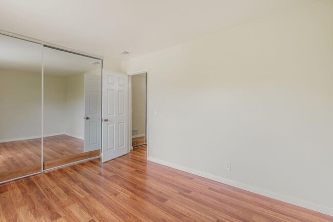 Building Photo - 985 Bellhurst Ave