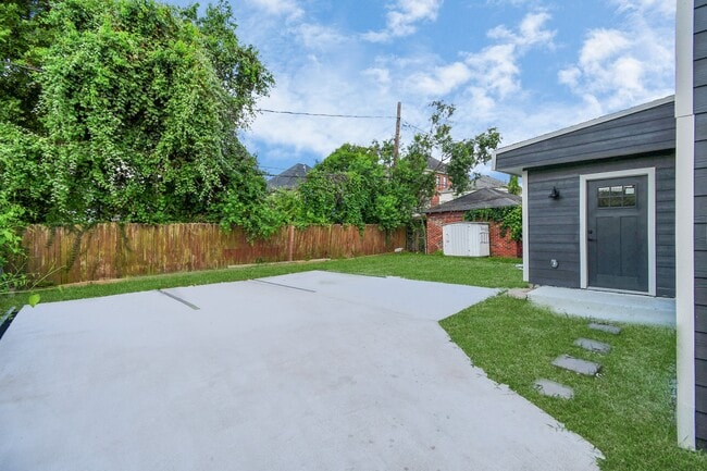 Building Photo - 2812 Truxillo St