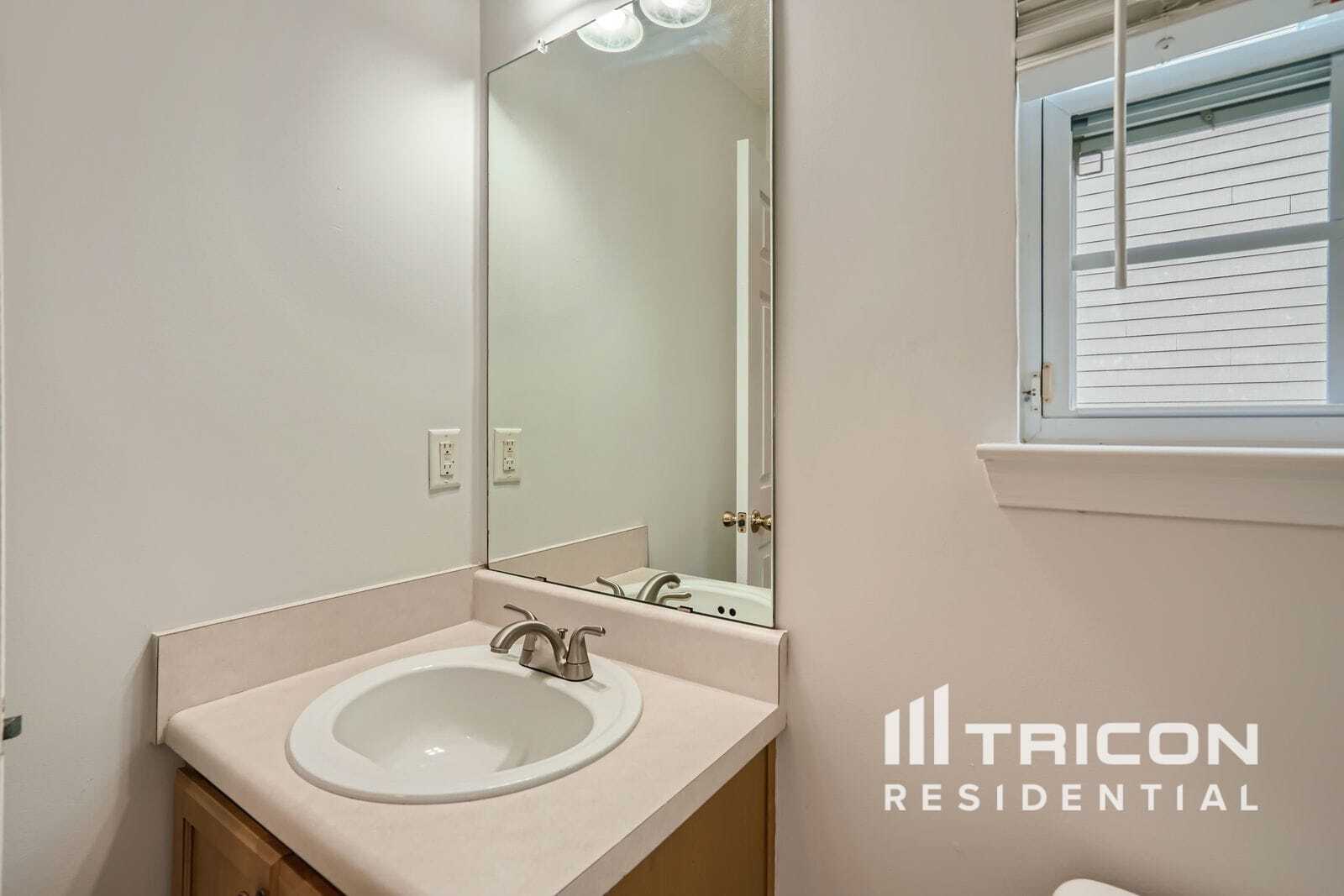 Building Photo - 5519 Village Ridge