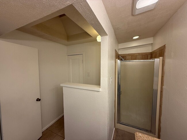 Building Photo - Spacious 4 bedroom, 2 bath home AVAILABLE NOW!