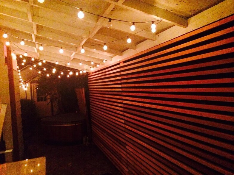 outdoor covered patio with direct kitchen side door access - 5124 NE 35th Pl