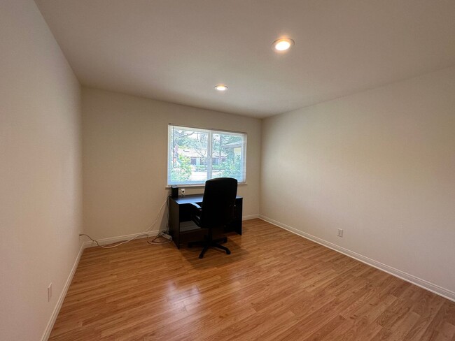 Building Photo - Lovely Remodeled 4 bedroom 2.5 bathroom ho...