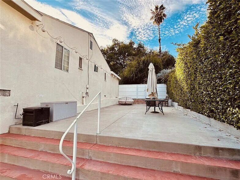 Building Photo - 2255 E Chevy Chase Dr