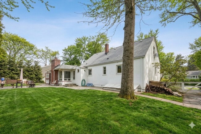 Building Photo - 52 Knickerbocker Rd