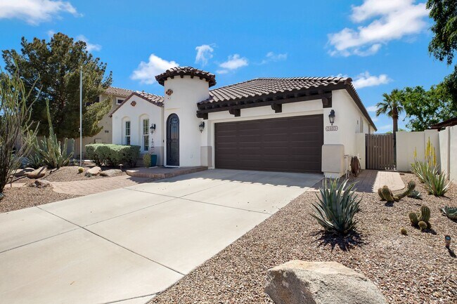 Building Photo - Charming Home with heated Pool & Spa! Amaz...
